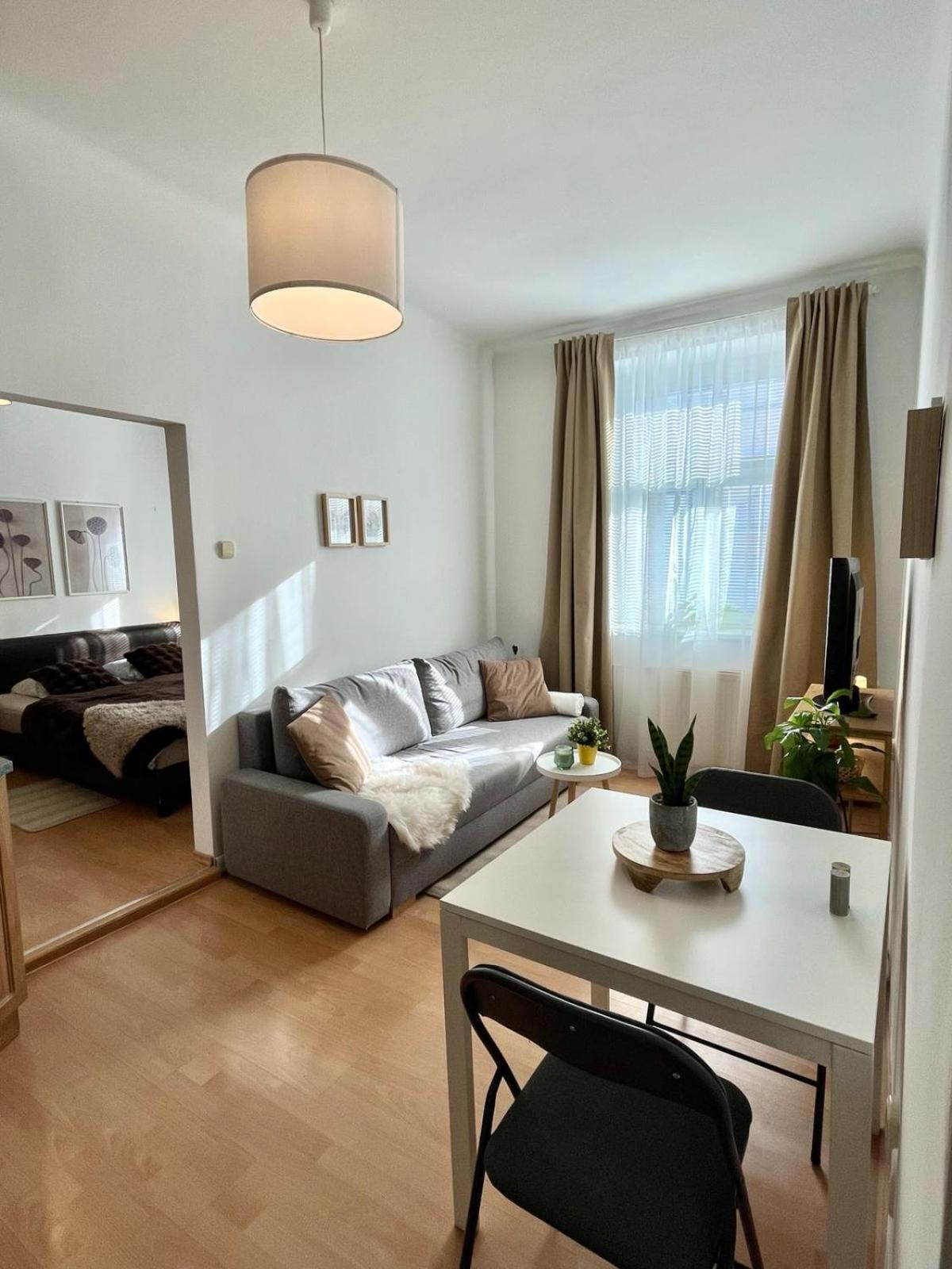 Apartment Caroline - Old Town, Ac Братислава Екстер'єр фото